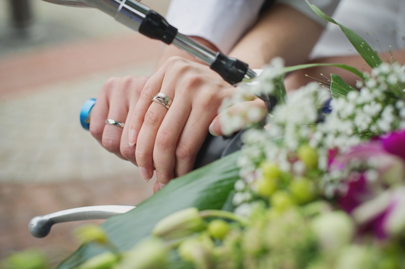 帶着結婚戒指的手圖片