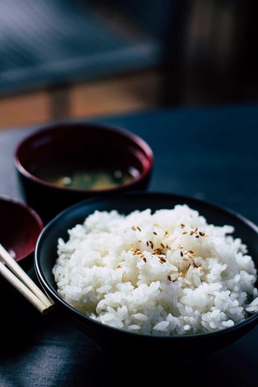 碗裡的米飯和炒飯圖片