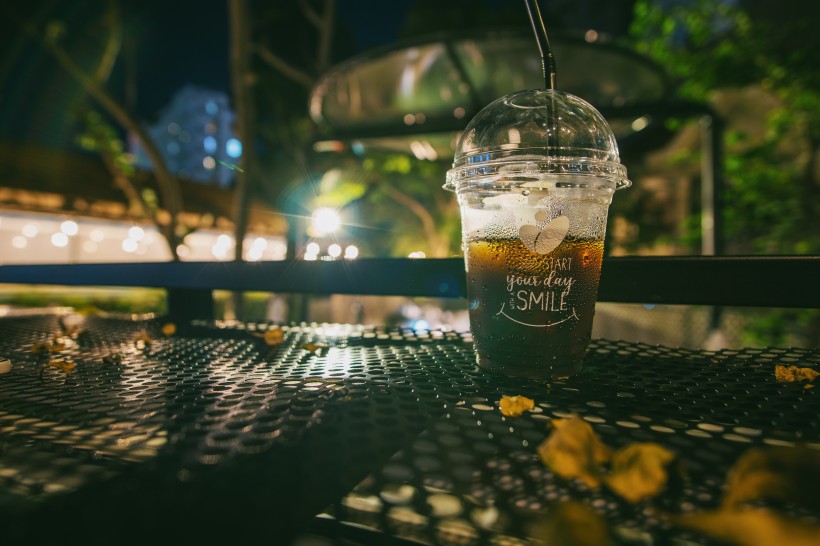 塑料杯裡的飲料圖片