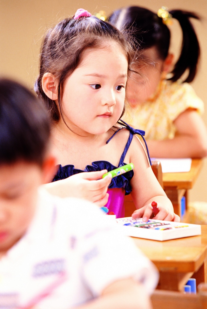 小學生上課情景圖片