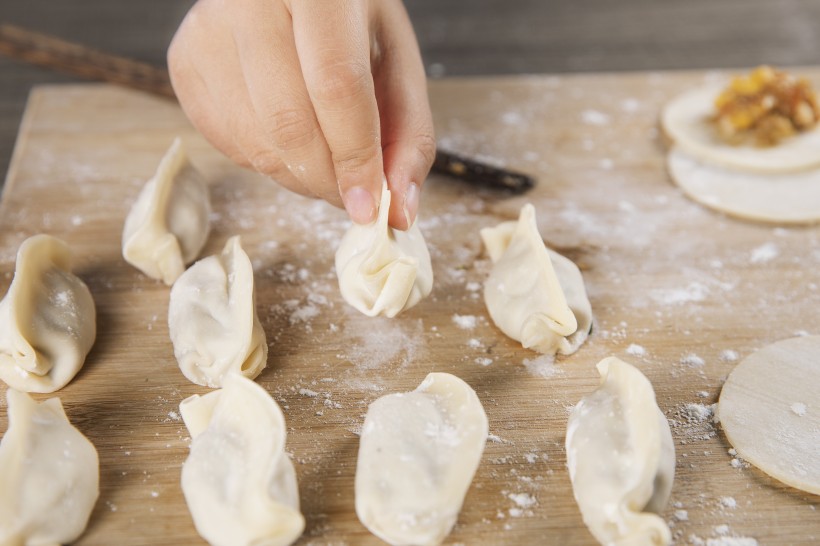 制作餃子的過程圖片