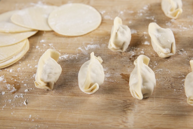 制作餃子的過程圖片