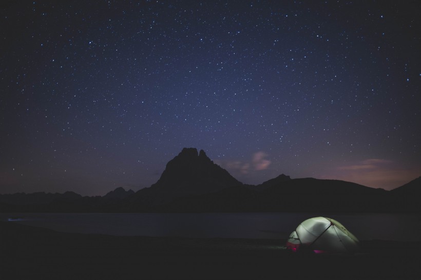 夜晚露營的帳篷圖片