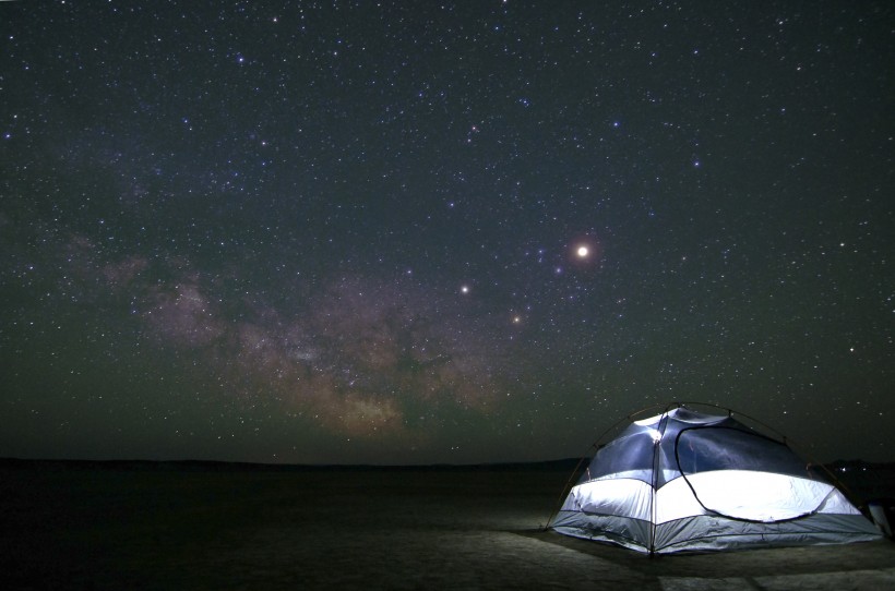 夜晚露營的帳篷圖片