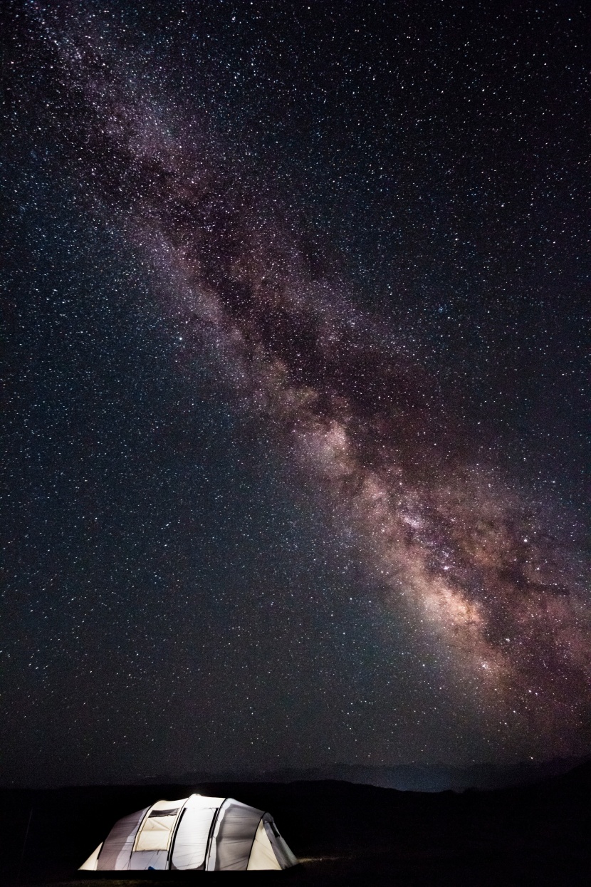 夜晚露營的帳篷圖片