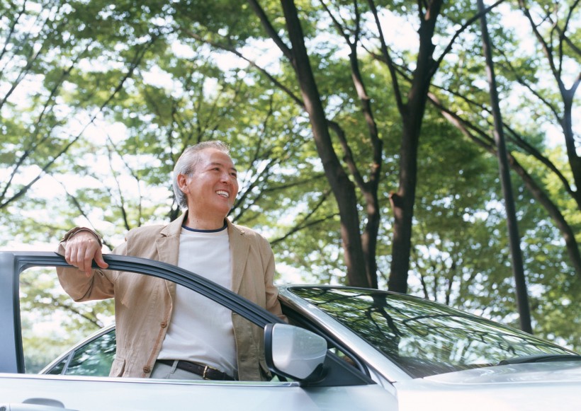 老年人駕車休閑圖片