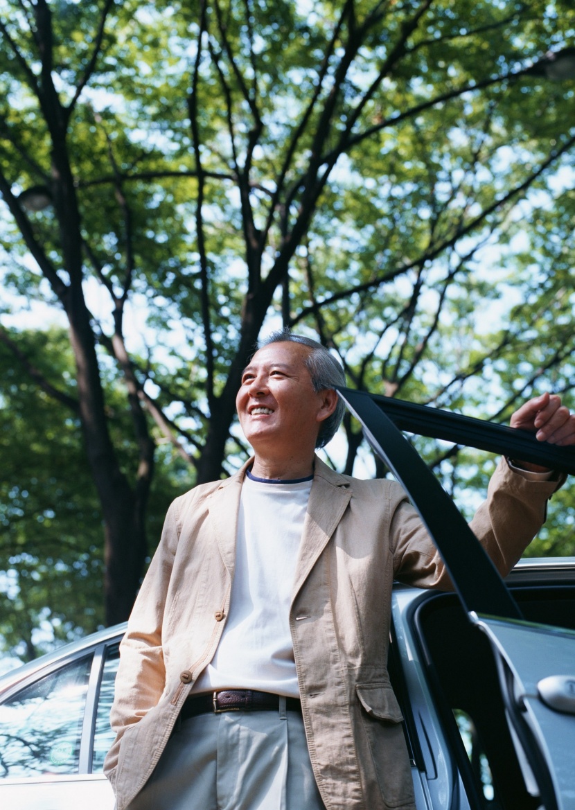 老年人駕車休閑圖片