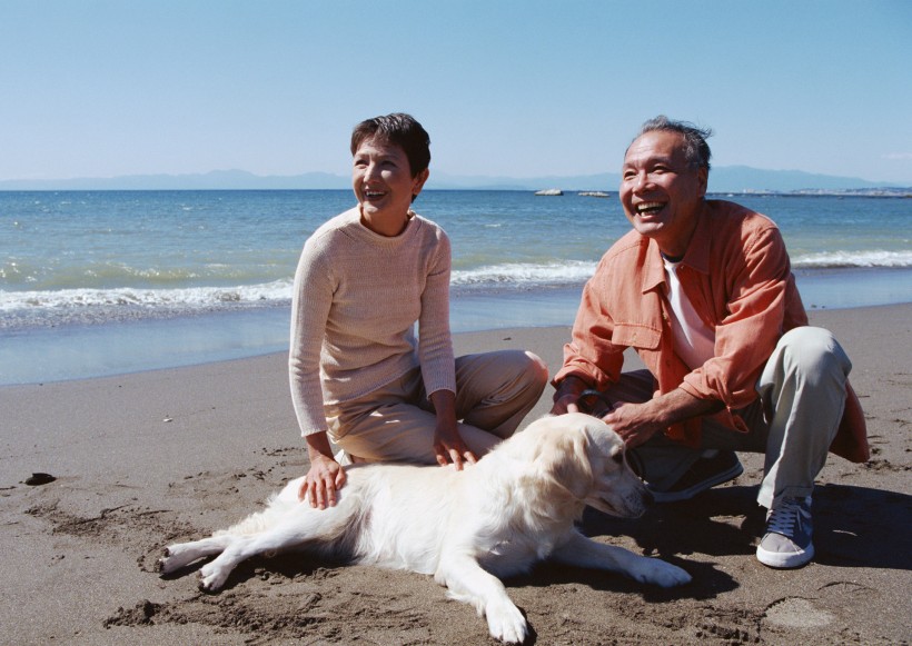 海邊度假老年人圖片