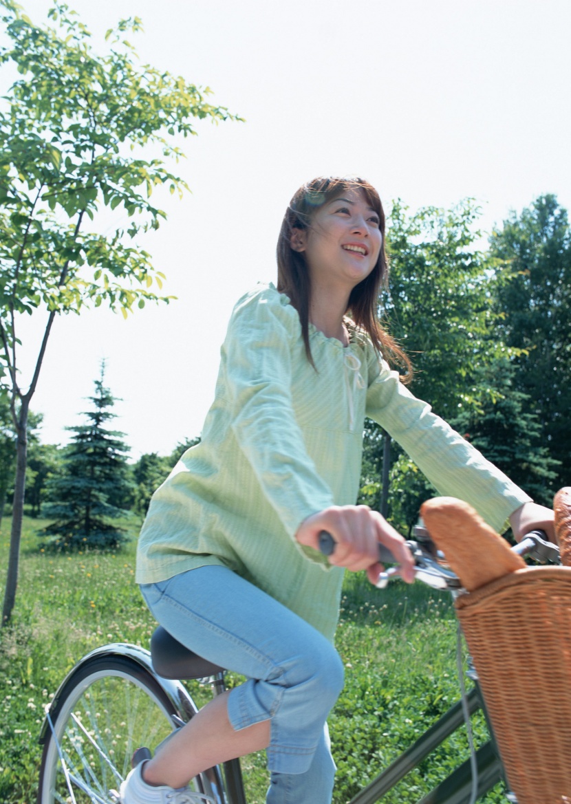 女孩騎車的活力圖片