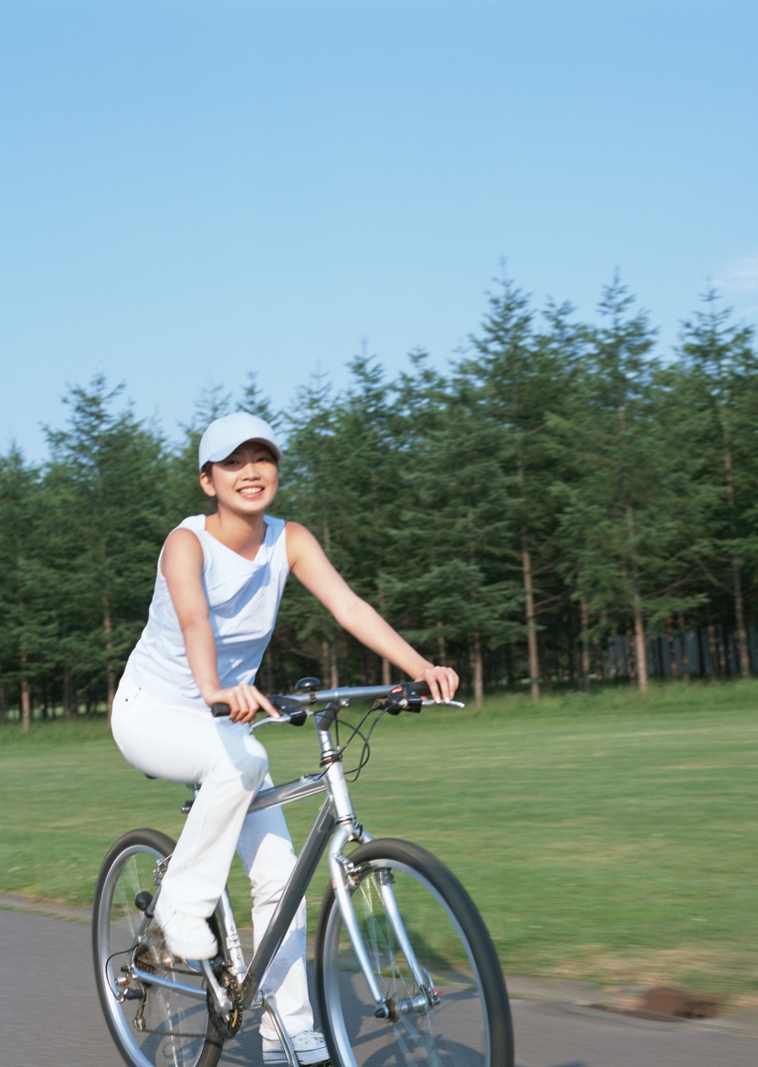 女孩騎車的活力圖片