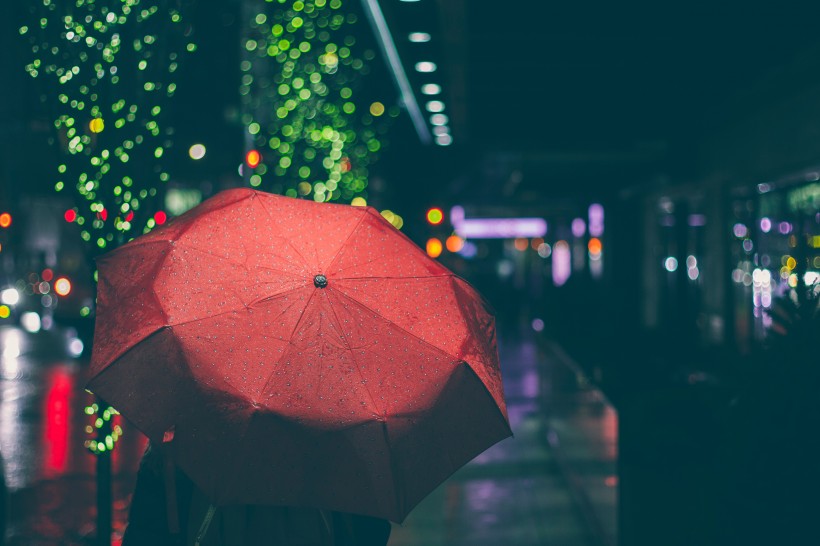 顔色各異的雨傘圖片