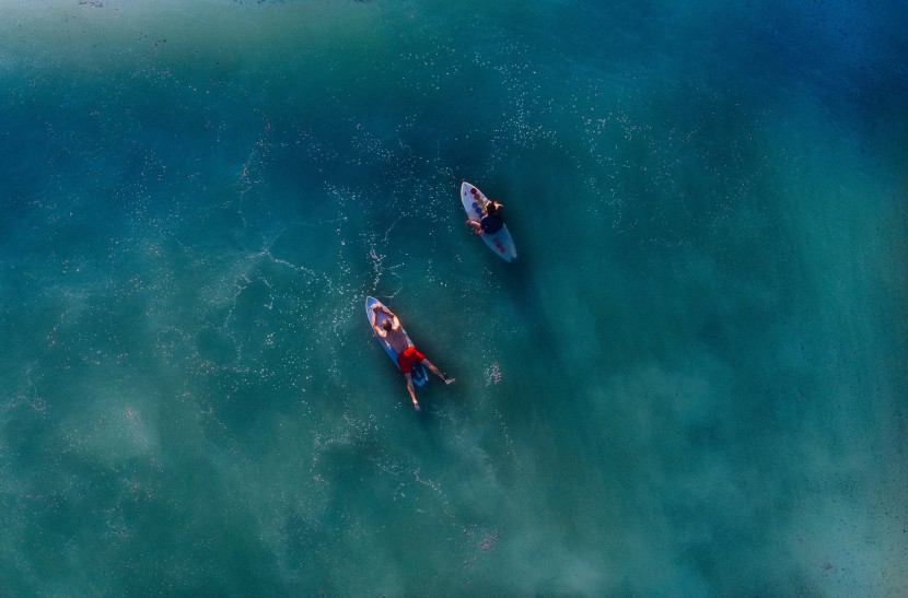 海上沖浪的人物圖片