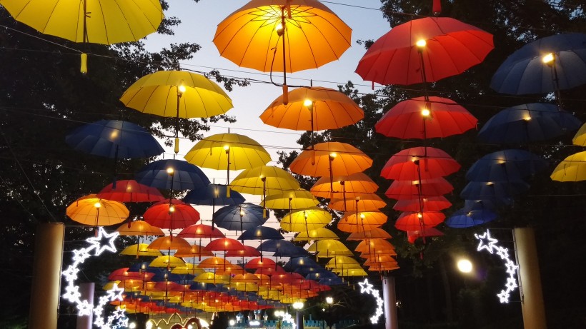 挂在空中的雨傘圖片