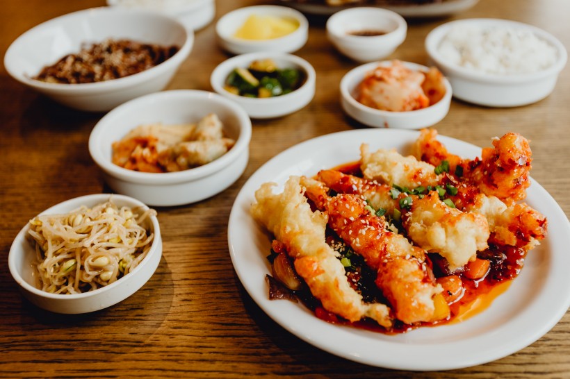 餐廳裡的韓國料理圖片