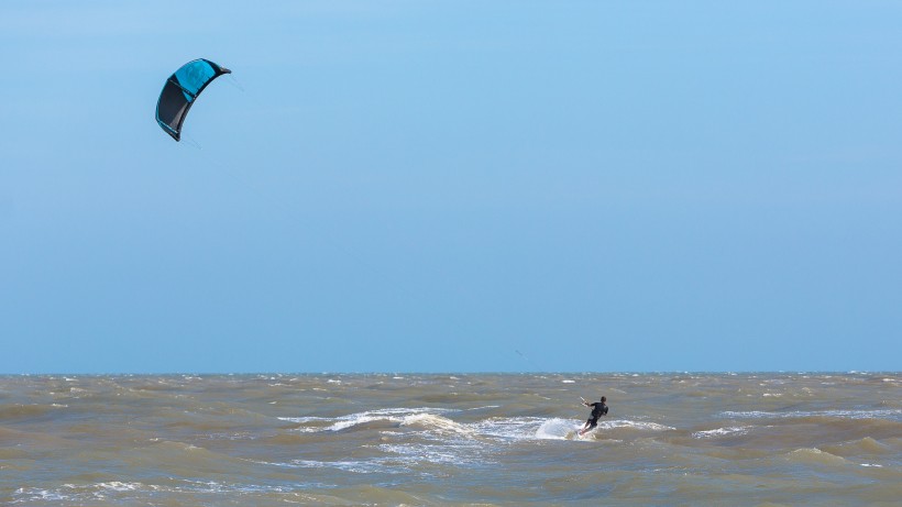 挑戰性強刺激的海上沖浪運動圖片