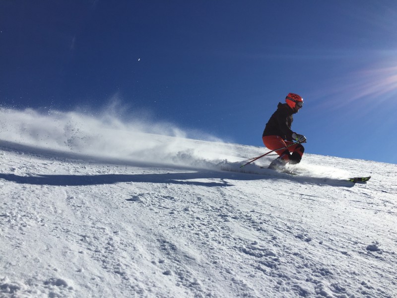 好玩刺激的戶外滑雪運動圖片