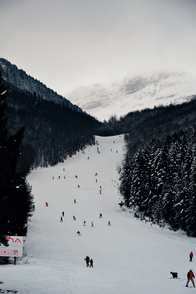 刺激的滑雪運動圖片