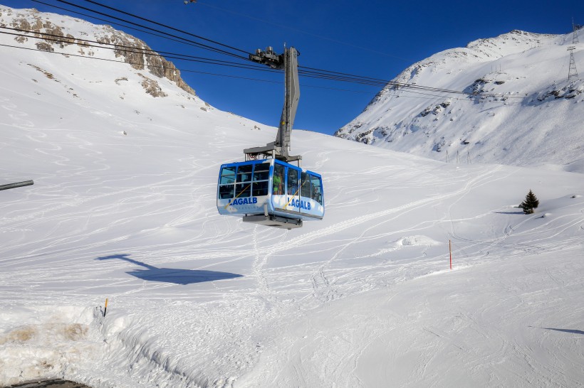 刺激的滑雪運動圖片