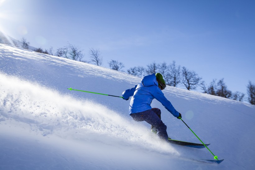 刺激的滑雪運動圖片