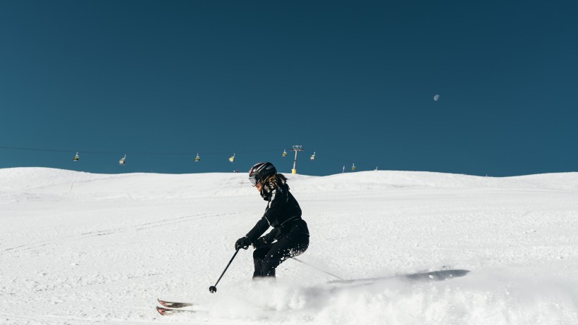 戶外滑雪運動圖片