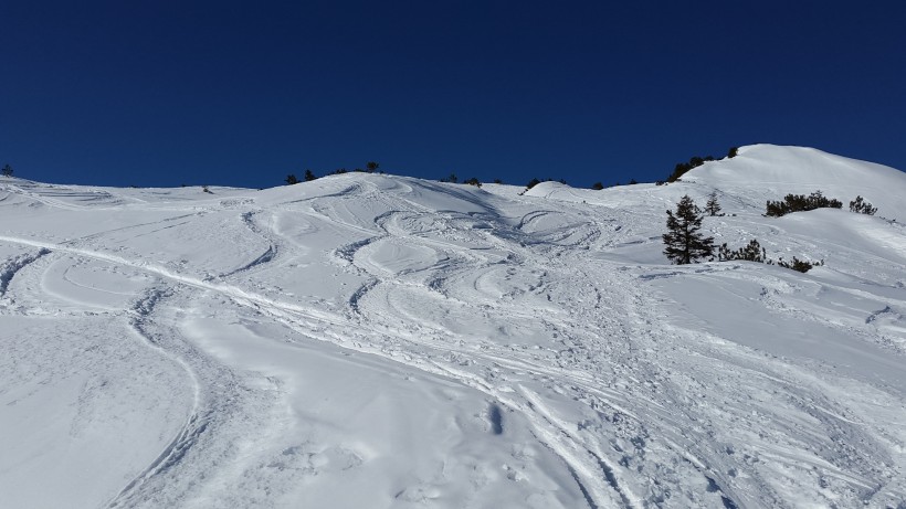 天氣晴朗的滑雪場圖片