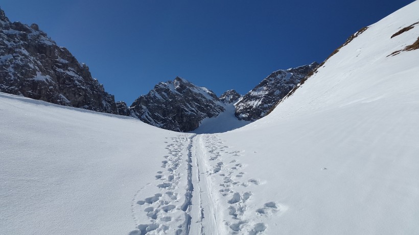 天氣晴朗的滑雪場圖片