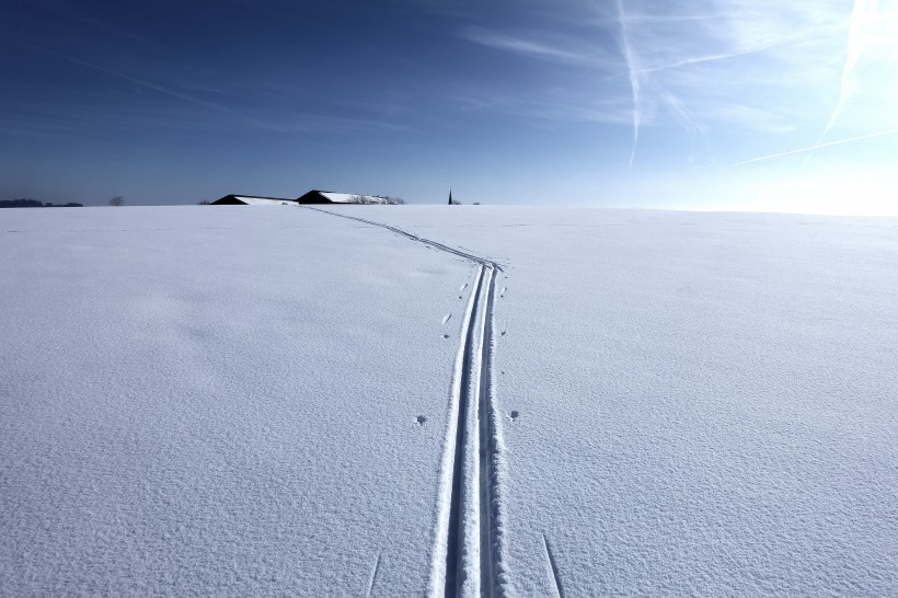 天氣晴朗的滑雪場圖片