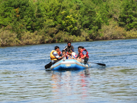 刺激的水上漂流運動圖片