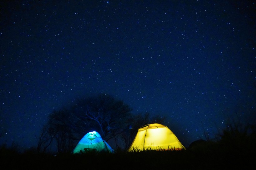 夜晚露營的帳篷圖片