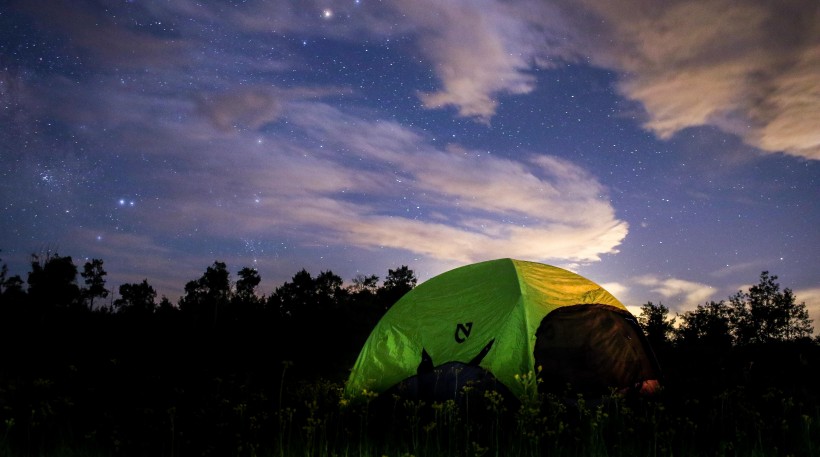 夜晚露營的帳篷圖片