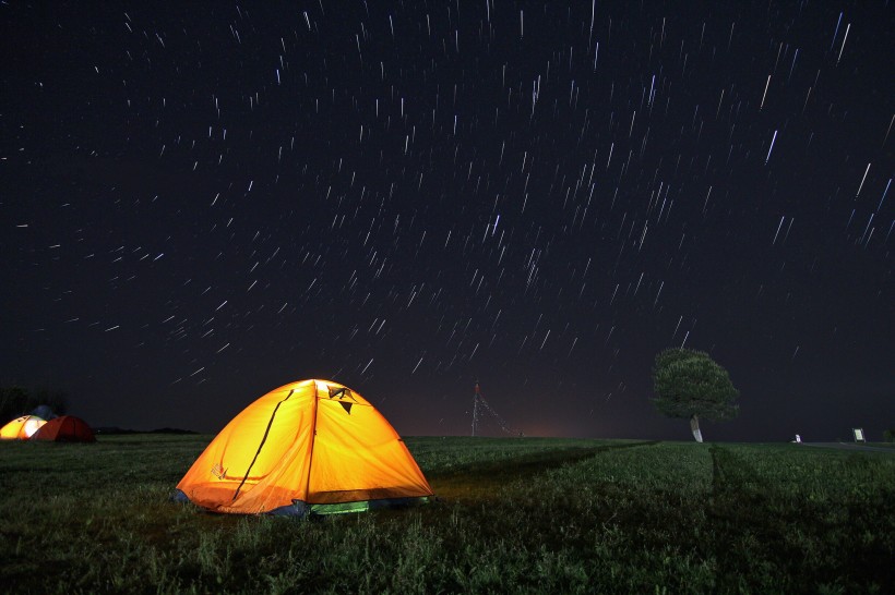 夜晚露營的帳篷圖片