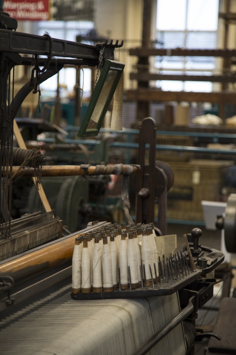 紡織廠織布機圖片