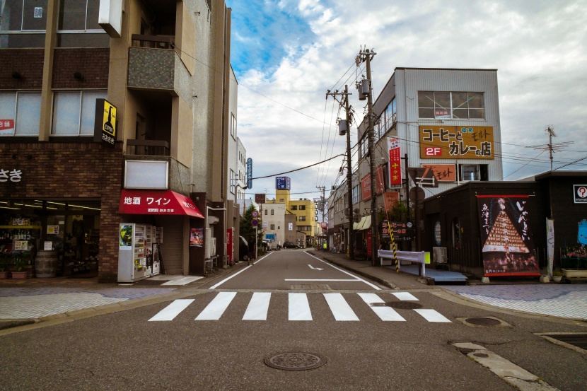 整潔的城市人行橫道圖片