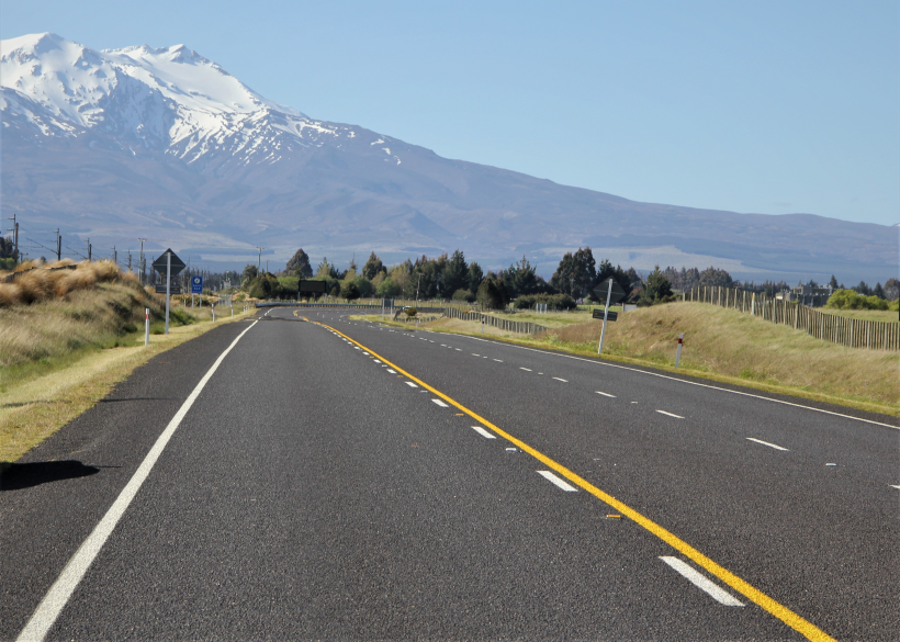 平坦的公路道路風景圖片