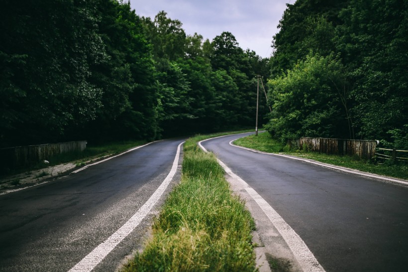 通向遠方孤單寂寞的公路圖片