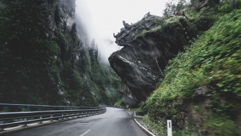 平坦孤寂的瀝青公路圖片