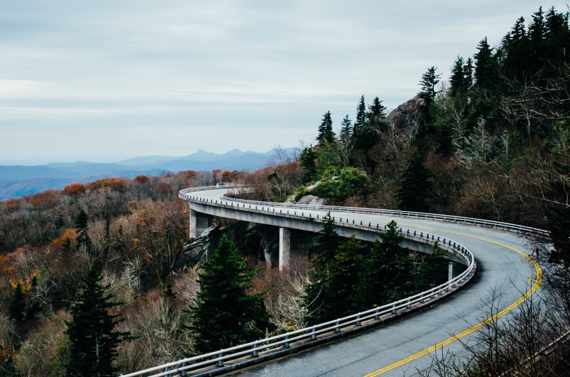 平坦孤寂的瀝青公路圖片