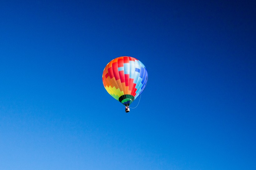 緩慢升空的多彩熱氣球圖片