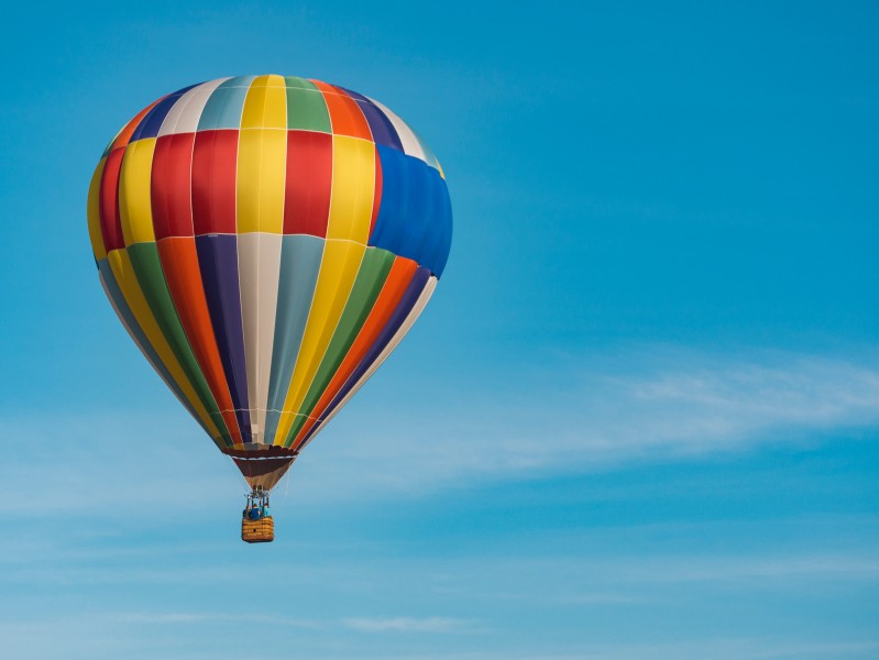 緩慢升空的多彩熱氣球圖片