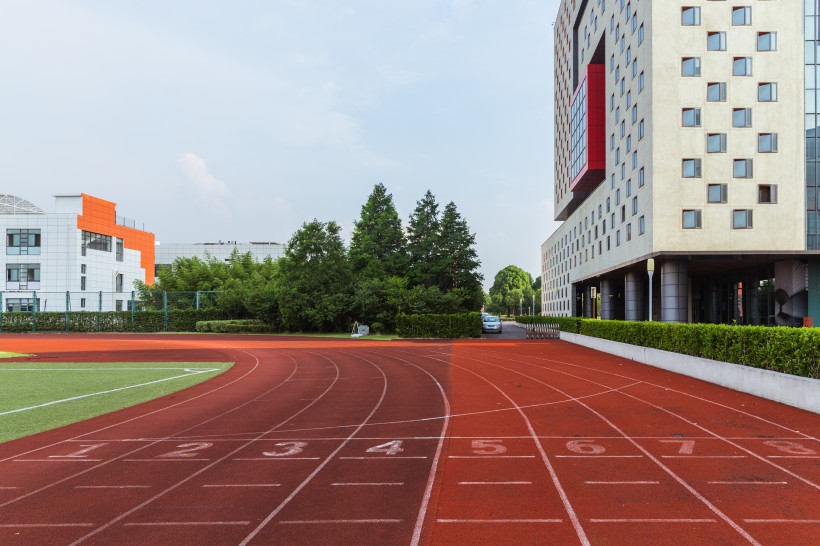 學校操場塑膠跑道圖片