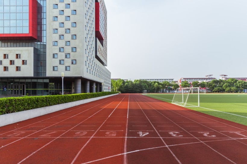 學校操場塑膠跑道圖片