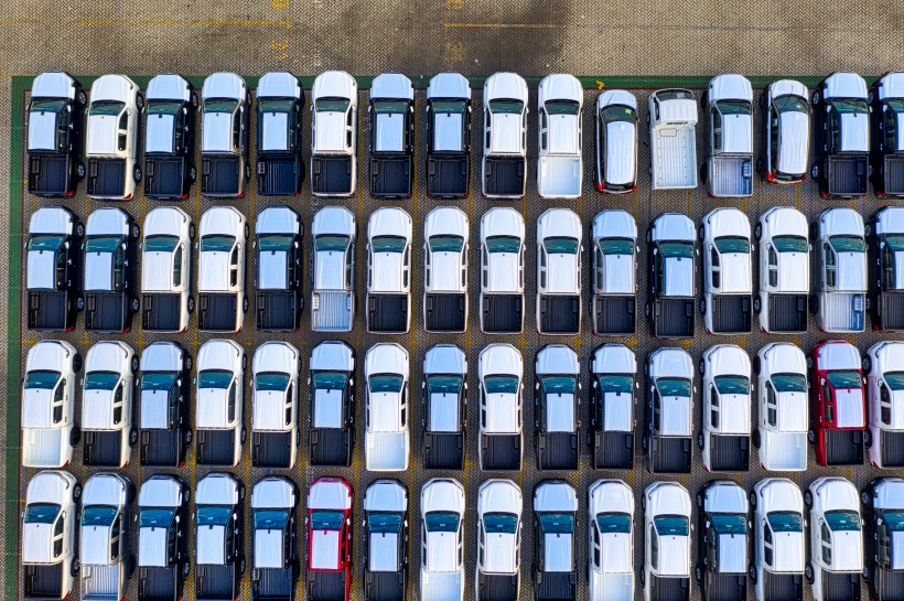 停車場裡的汽車圖片