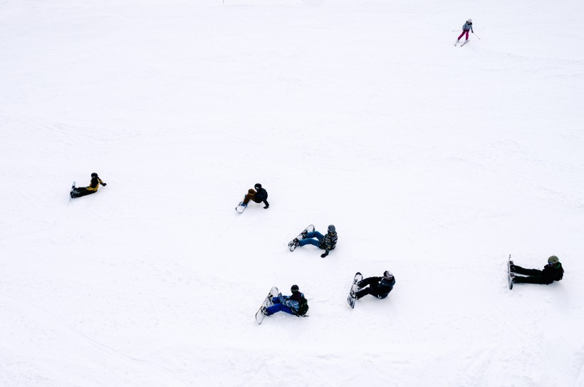 危險刺激的滑雪運動圖片