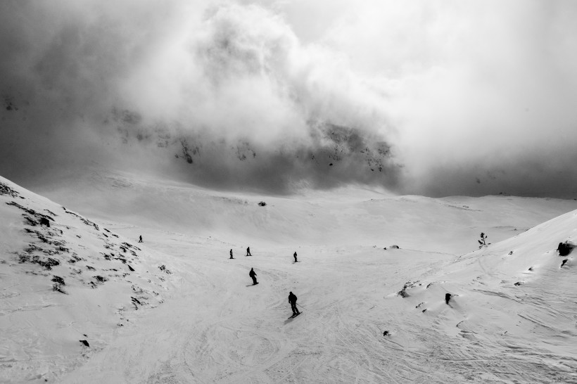 危險刺激的滑雪運動圖片