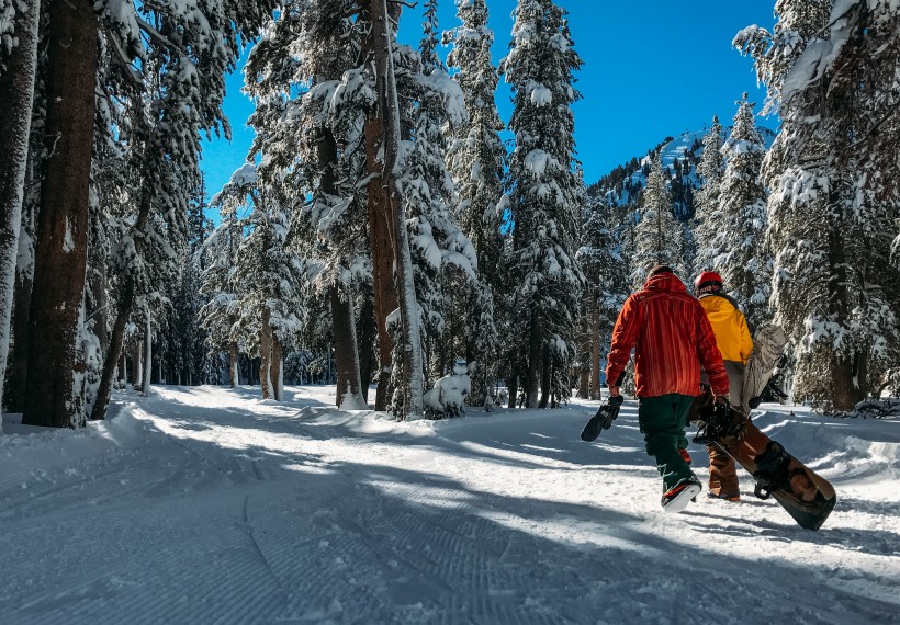 危險刺激的滑雪運動圖片