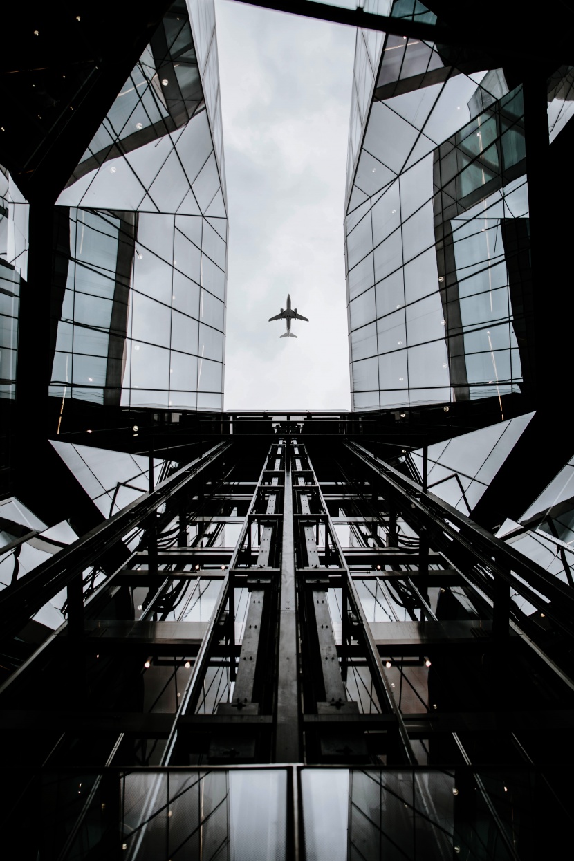 城市上空的飛機圖片