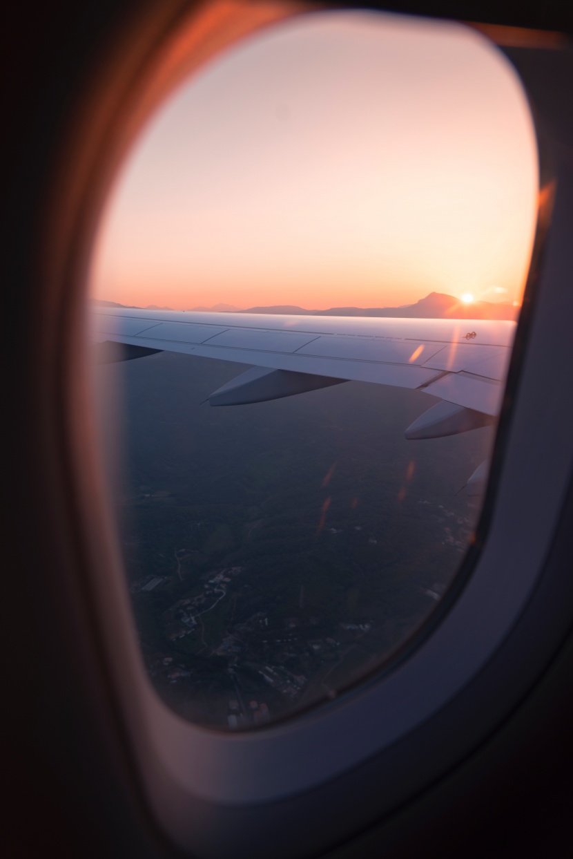 夜晚飛機場準備起飛的飛機圖片