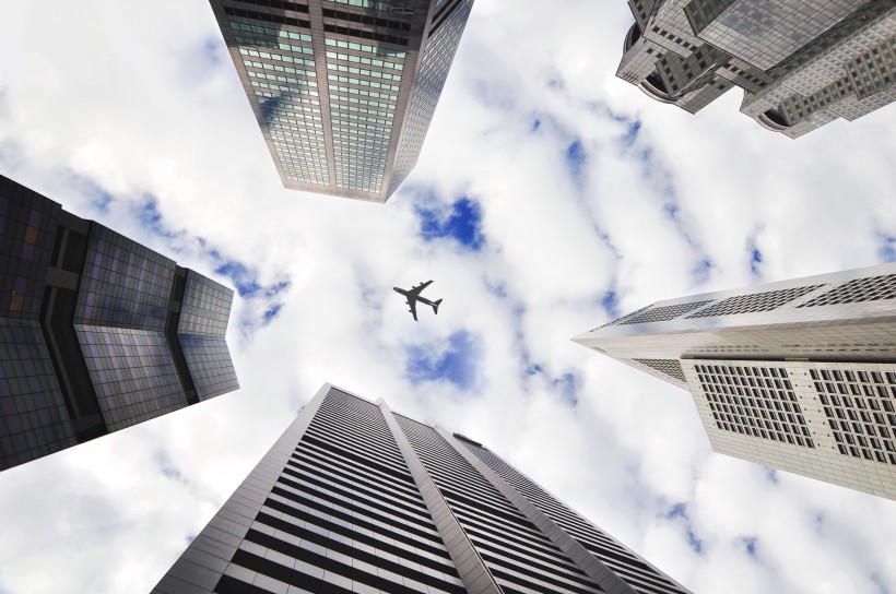 城市上空的飛機圖片