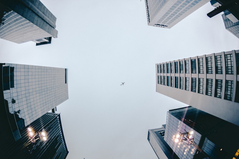 城市上空的飛機圖片