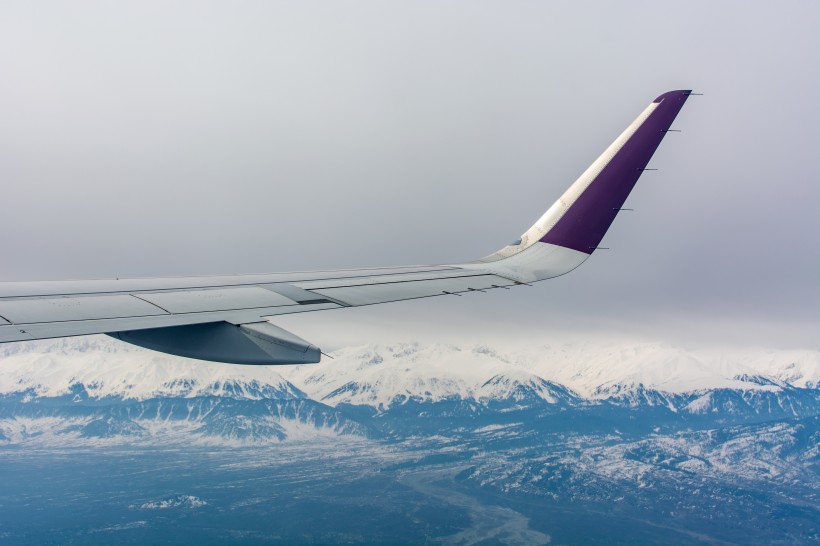 天空中飛行的飛機圖片